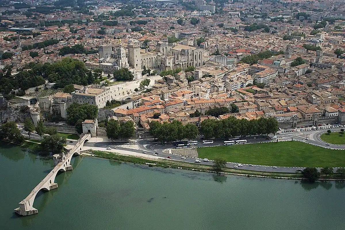 Avignon vue depuis l'espace public